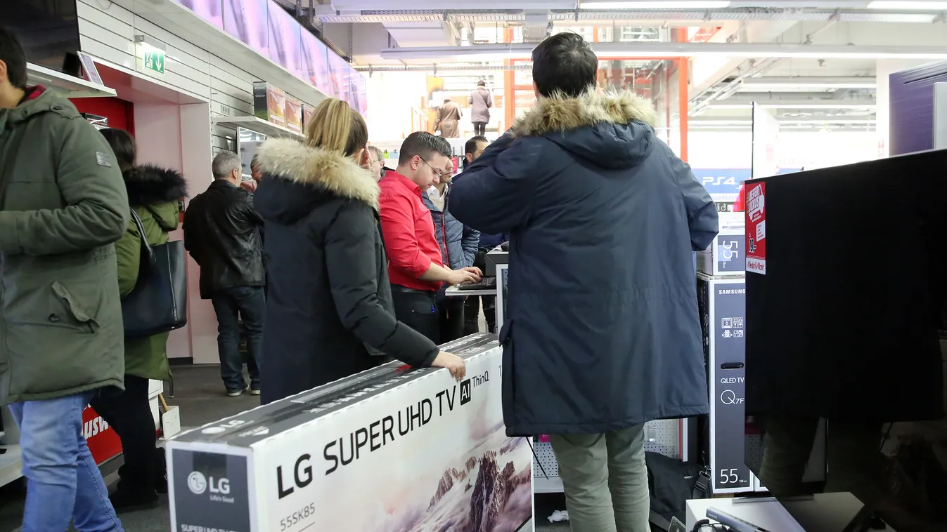 Black Friday ECONOMY COMMERCE prices Consumer nwf lnw 23 November 2018, Hamburg: On the "Black Friday" discount day in a Media Markt store, customers queue up at the checkout counters. According to estimates by the Handelsverband Deutschland (HDE), the di