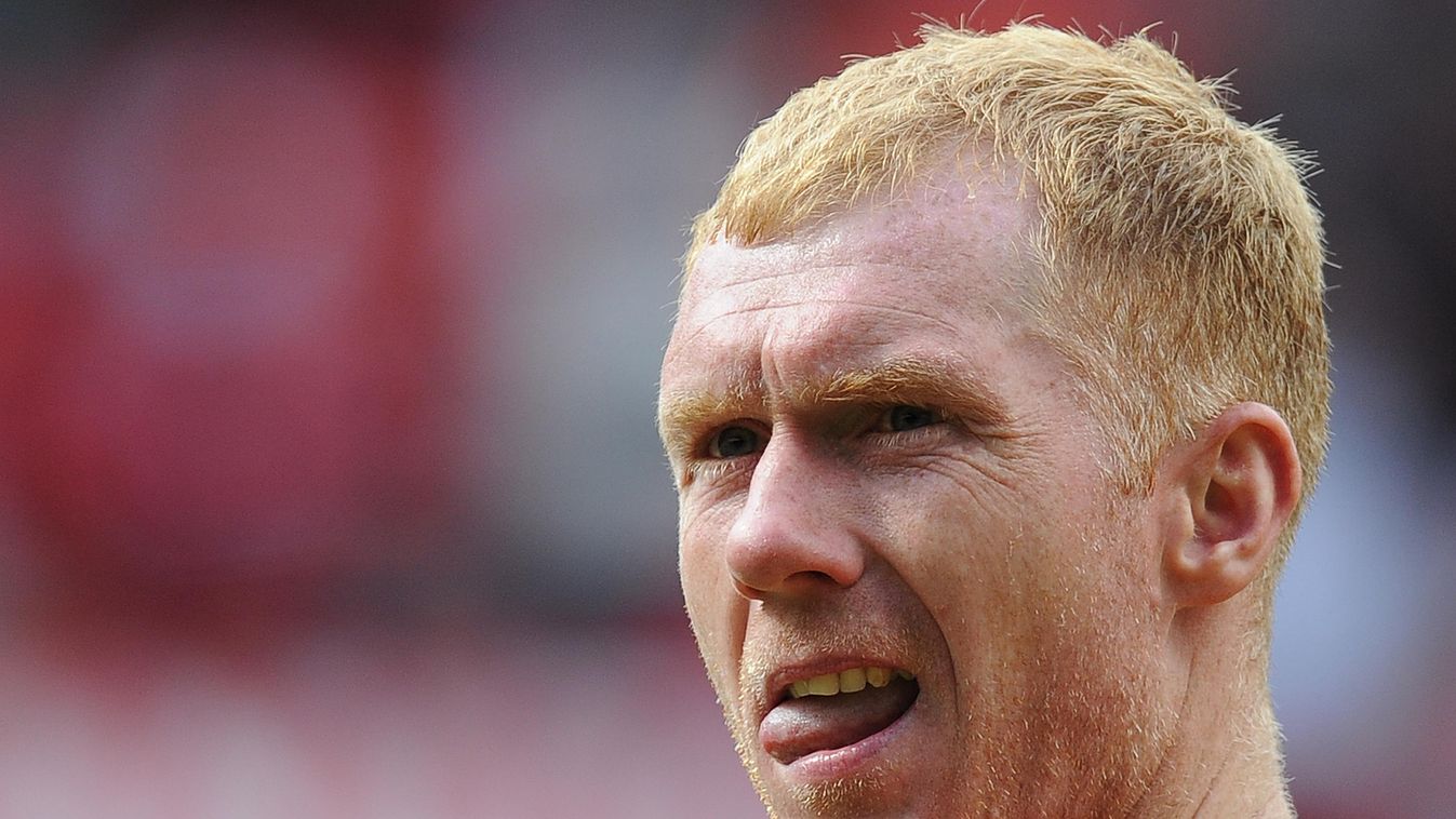 Manchester United legend Paul Scholes gestures as he leaves the pitch after a Charity football match between Manchester United Legends and Real Madrid Legends at Old Trafford in Manchester, north-west England on June 2, 2013. AFP PHOTO/ANDREW YATES 