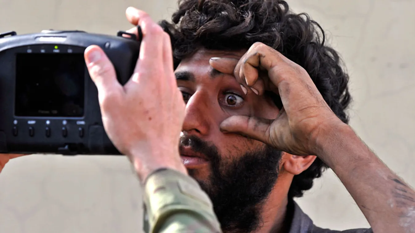 biometrikus azonosítás, Afgán férfit azonosít egy amerikai katona retinaszkennerrel az afgán-pakisztáni határon, 2011-ben