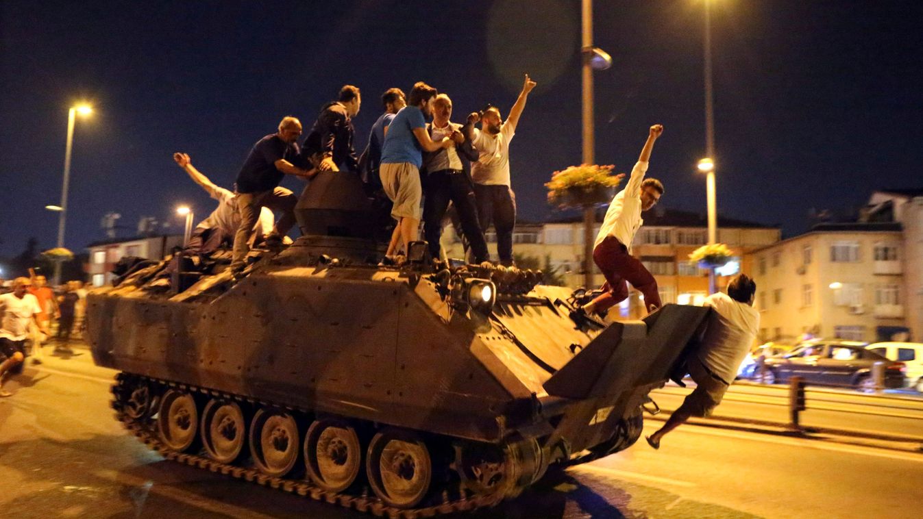 Isztambul, 2016. július 16.
Kormánypárti civilek elfoglalnak egy tankot Isztambulban 2016. július 16-án kora hajnalban. A hadsereg egy része katonai puccsot kísérelt meg Törökországban előző nap este, Ankarában és Isztambulban robbanások hallatszottak, és