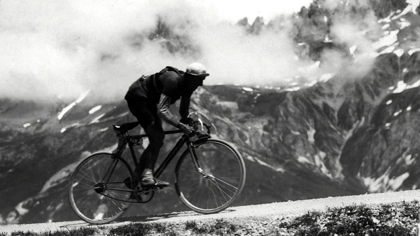Federico Ezquerra spanyol versenyző teker a Galibier hágón az 1936-os versenyen, jubileumi Tour de France, 