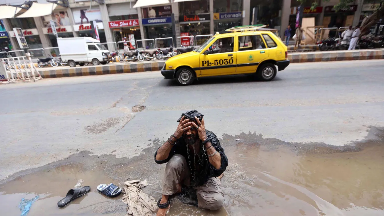 Karacsi, 2015. június 25.
Egy férfi hűsíti magát egy pocsolyában Karacsiban 2015. június 25-én. A dél-pakisztáni városban a hőhullám kezdete óta több mint 800-an haltak meg, országosan legkevesebb ezerre emelkedett a napok óta tomboló hőhullám halálos áld