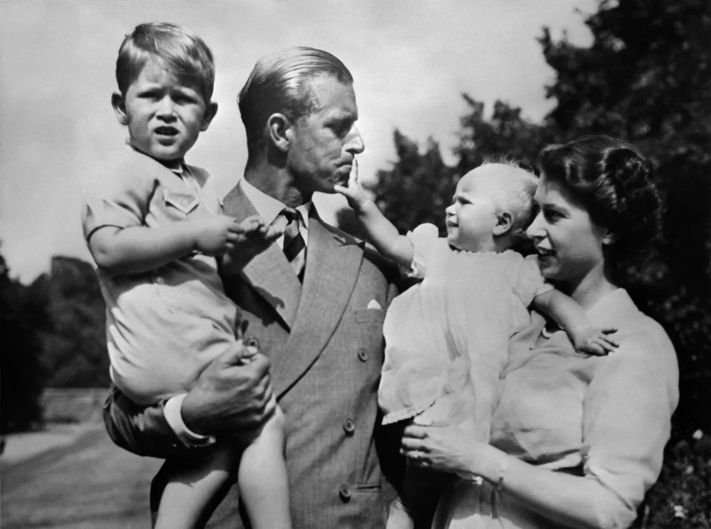 Fülöp edinburgh-i herceg, Prince Philip, Duke of Edinburgh, II. Erzsébet brit királynő férje, angol, 2021.02.21.  Horizontal GROUP PICTURE ROYAL FAMILY PRINCE QUEEN BABY PRINCESS HUSBAND CROWN PRINCE CHILD CELEBRITY FAMILY BLACK AND WHITE PICTURE 