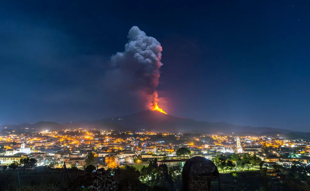 Pedara, 2021. február 25.
Izzó lávát és hamufelhőt lövell ki az Etna tűzhányó a szicíliai Pedara közelében 2021. február 24-én. Európa legaktívabb vulkánja másfél héttel korábban tört ki újra.
MTI/AP/Salvatore Allegra 