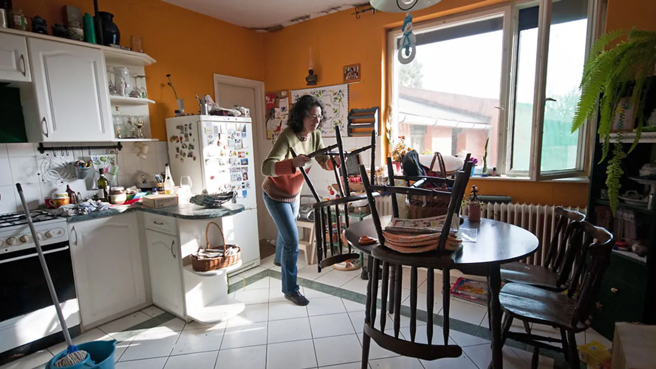 árvíz, Berkó-Horváth Anita a Duna áradása miatt összapakolja győrújfalui lakása konyhájának berendezési tárgyait, mielőtt az épület padlásterébe viszi azokat 2013. június 6-án