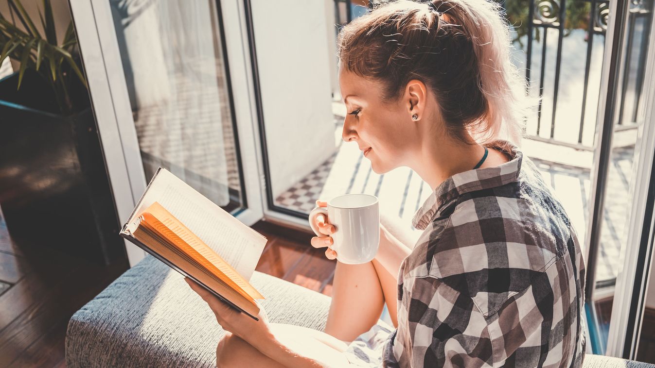 olvasás napsütés erkély kávé 