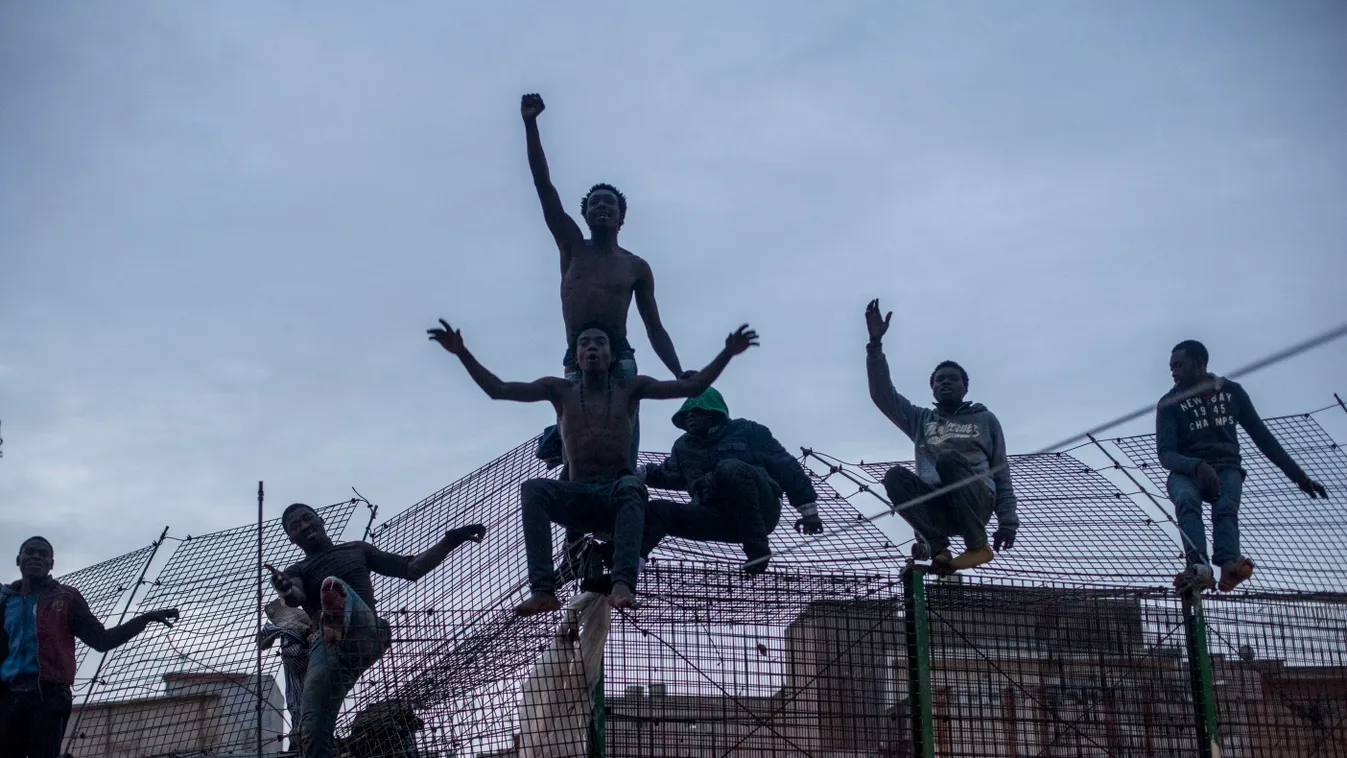 Az év képei 2014
2014.03.28. Emigránsok másznak át a spanyol enklávéhoz tartozó  marokkói Melilla határkerítésén. Would-be immigrants react on a fence 