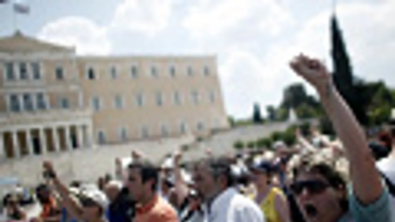 Halálra szorítják a görögöket, görög válság, tüntetés a parlament előtt Athénban