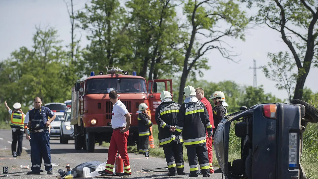 Nagykőrös, 2015. május 29.
Rendőrök helyszínelnek egy oldalára borult személyautónál Nagykőrös és Kecskemét között, Kecskemét-Katonatelepnél a 441-es úton 2015. május 29-én. Az autóban utazók közül egy nő meghalt, két utas súlyosan, további kettő könnyebb