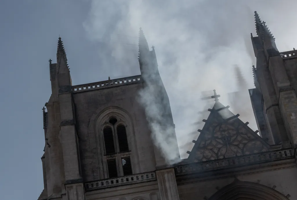 Nantes katedrális, tűz, tűzoltók, oltás, Cathédrale Saint-Pierre-et-Saint-Paul 