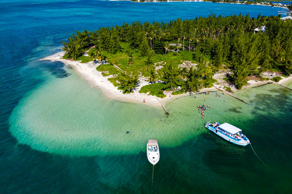 A világ leggazdagabb országai   Aerial of starfish point on water Cay, Grand Cayman, Cayman islands (drone) Color Image Drone Shot Outdoors Day Cayman Islands Caribbean Grand Cayman 