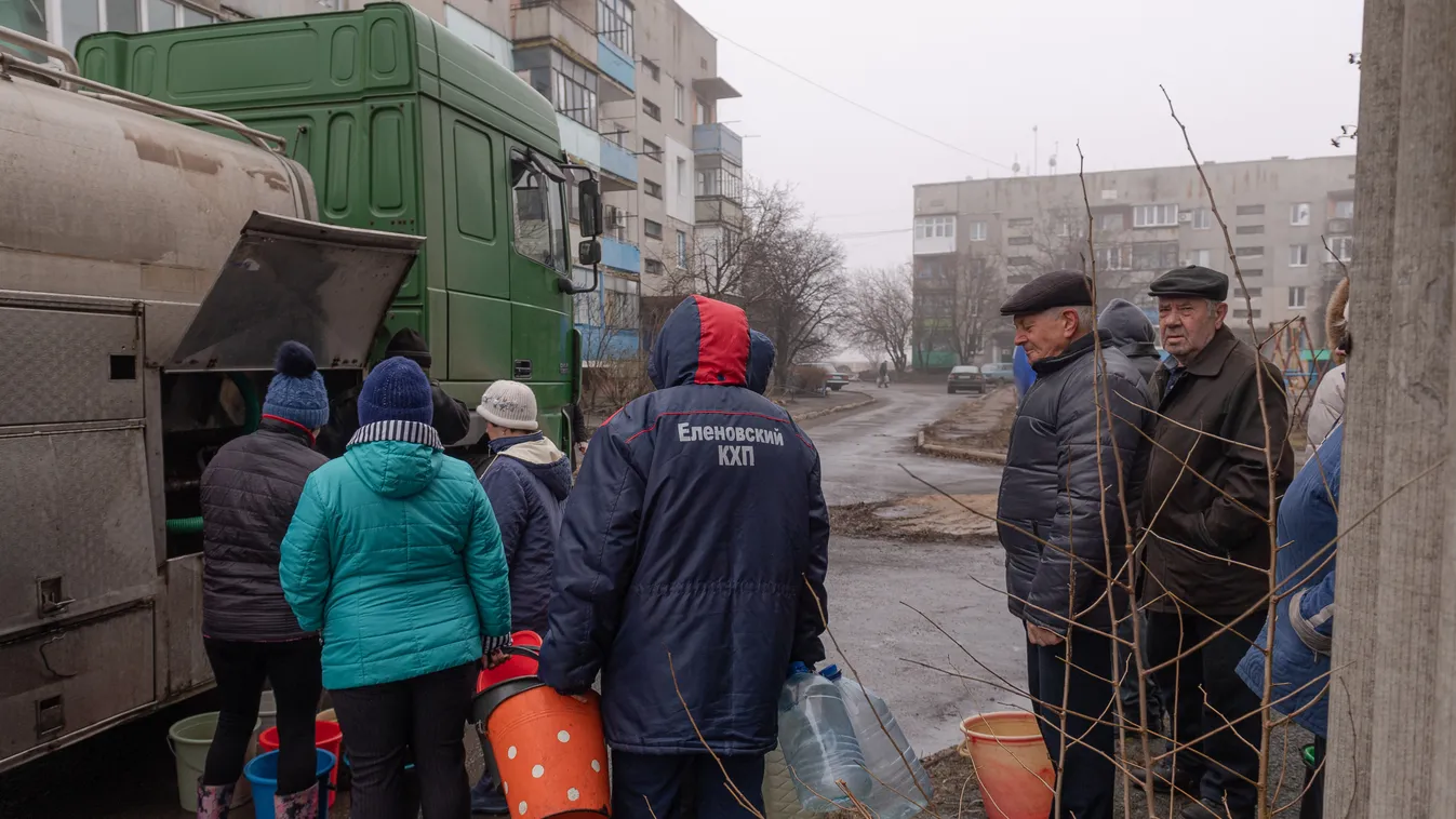Ukrán válság 2022, orosz, ukrán, háború, Ukrajna, Mariupol, Donyeck, vízért állnak sorba civilek egy vízet szállító kamionnál 