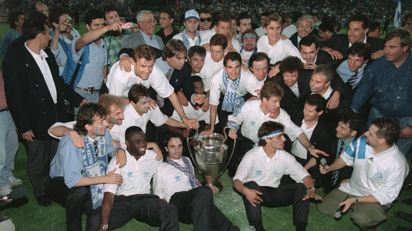 SOCCER-C1-MARSEILLE-MILAN Horizontal FOOTBALL EUROPEAN CUP TROPHY GROUP PICTURE SUPPORTER'S SCARF MICROPHONE PERSON-SPORT SPORTS CLUB ADMINISTRATOR WINNER 