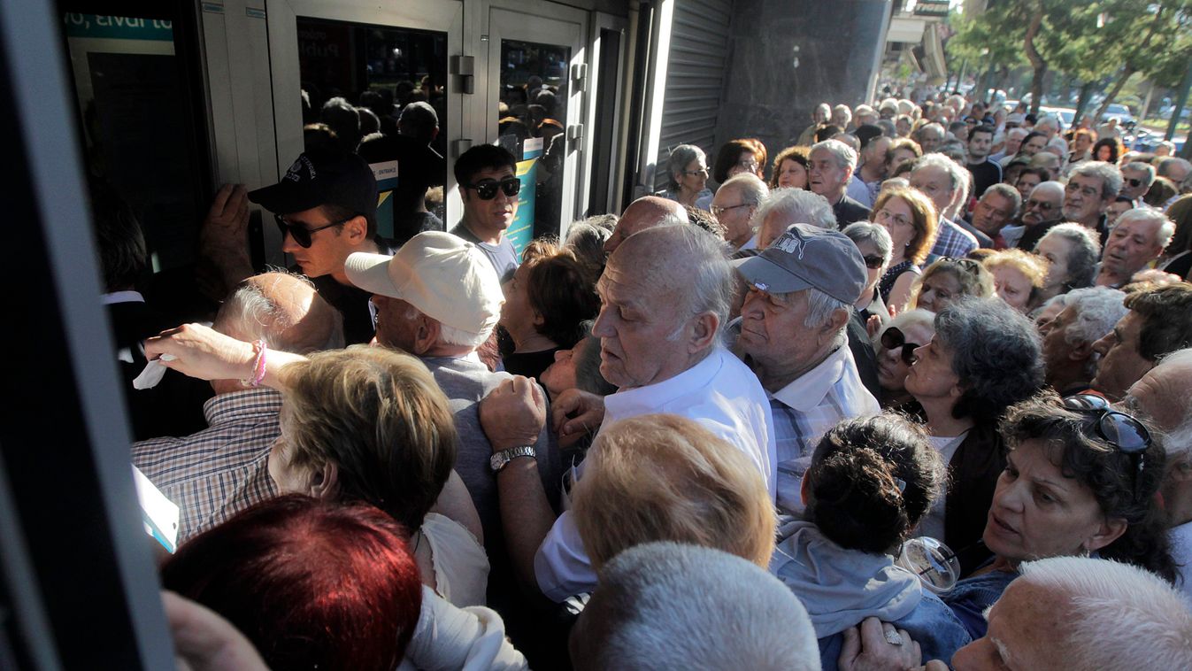 Athén, 2015. július 1.
Nyugdíjasok egy athéni bankfiókba próbálnak bejutni 2015. július 1-jén. A görög kormány elrendelte mintegy ezer bankfiók kinyitását az országban, hogy a bankkártyával jellemzően nem rendelkező nyugdíjasok legfeljebb 120 eurót felveh