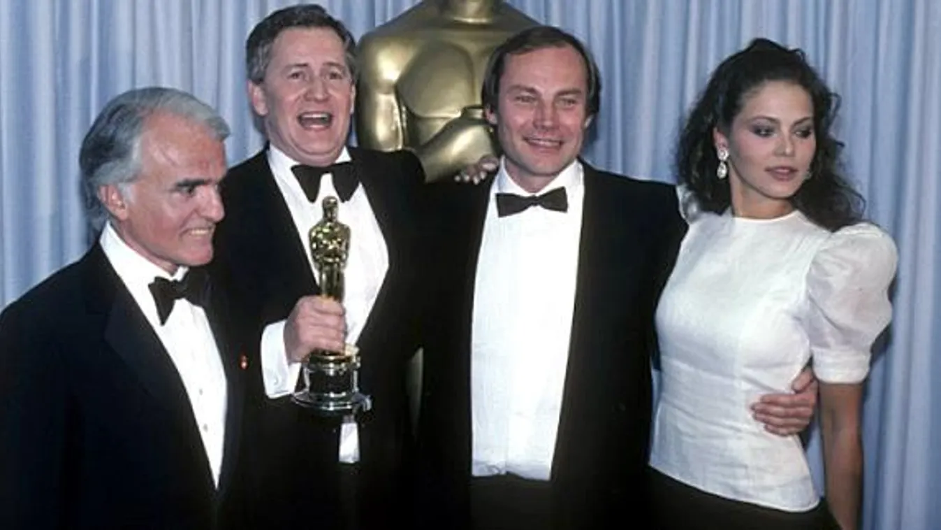 Jack Valenti, Szabó István a Mephistóért elnyert szoborral, Klaus Maria Brandauer és Ornella Muti az 1982-es Oscar-gálán 
