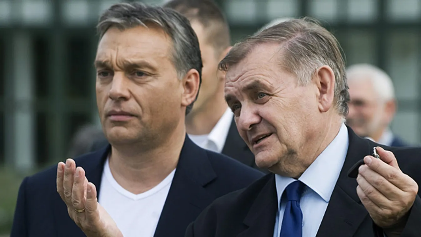 Lakitelek, Lezsák Sándor, az Országgyűlés fideszes alelnöke, az 1987-es találkozó szervezője (j) beszél a lakiteleki találkozó 25. évfordulója alkalmából rendezett ünnepségen a Népfőiskolán. Balra Orbán Viktor miniszterelnök.