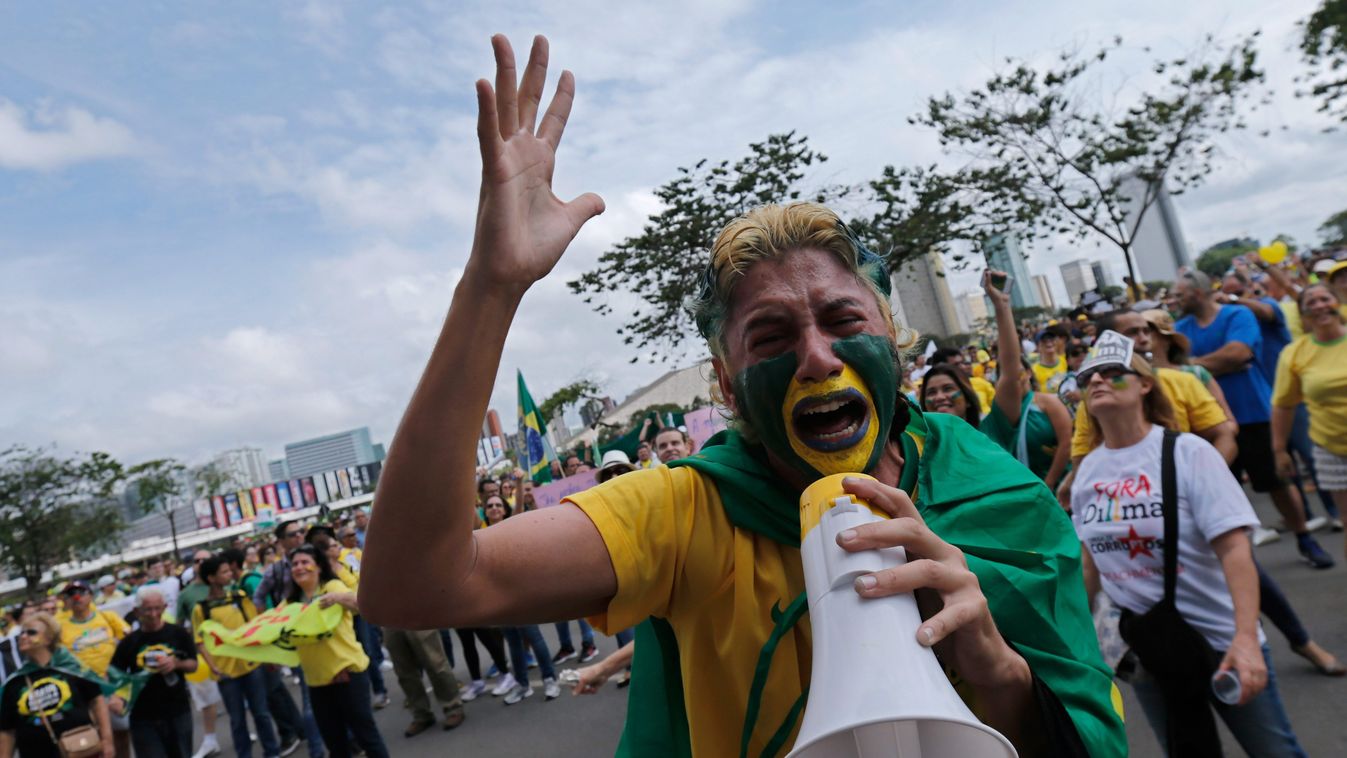 ROUSSEFF, Dilma Brazíliaváros, 2015. március 15.
Dilma Rousseff brazil elnök lemondását követelik tüntetők Brazíliavárosban 2015. március 15-én. Ezen a napon országszerte több tízezren vettek részt a baloldali Dilma Rousseff elnök politikája ellen szervez