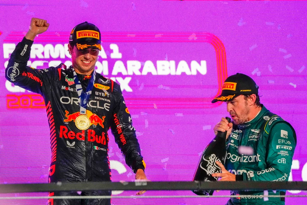 PÉREZ, Sergio; ALONSO, Fernando Dzsidda, 2023. március 19.
A győztes Sergio Pérez, a Red Bull mexikói versenyzője (b) és a harmadik heyezett Fernando Alonso, az Aston Martin spanyol versenyzője pezsgővel ünnepel a Forma-1-es autós gyorsasági világbajnoksá