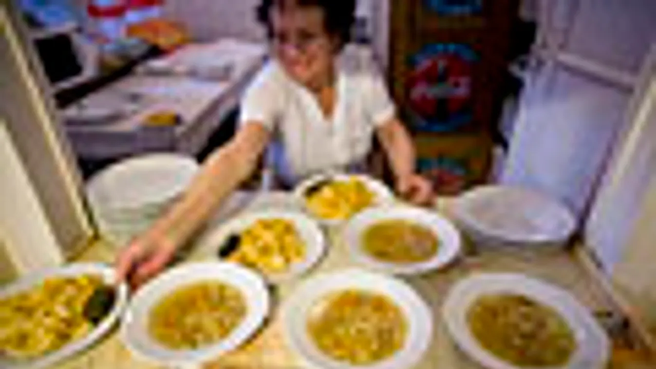 iskolai menza, közétkeztetés, ebéd, leves, főttétel, konyhásnéni a Petőfi Sándor gimnáziumban, krumplis tészta, uborka 