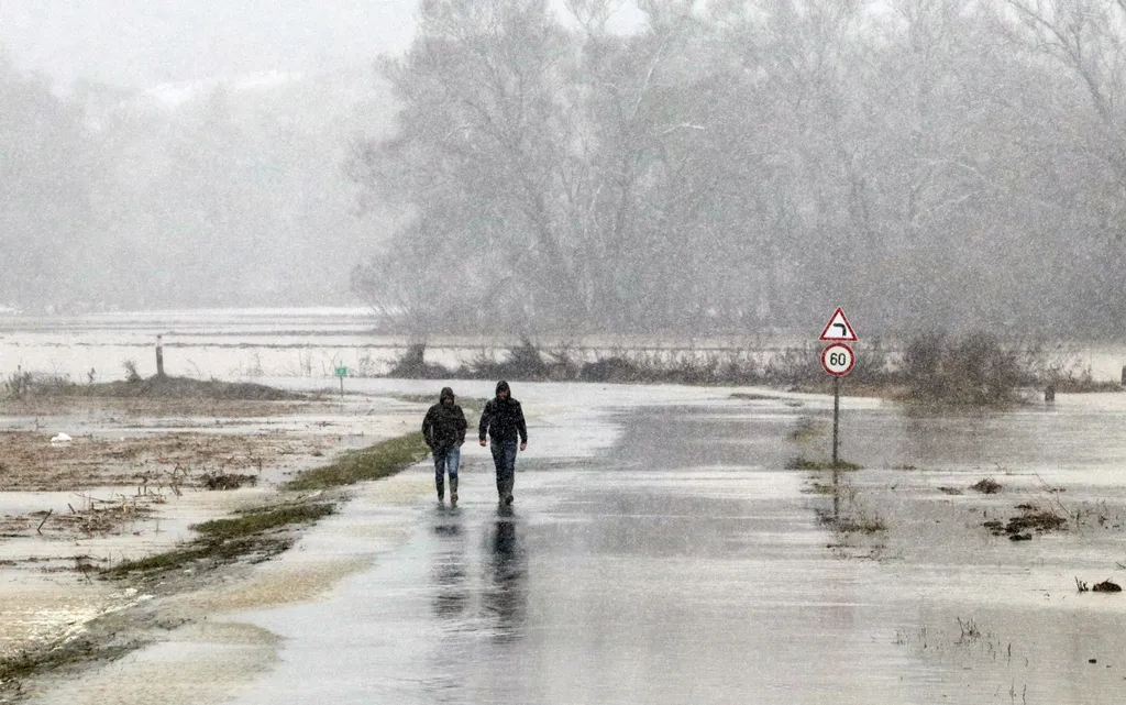 Utakat zártak le Borsodban a Sajó áradása miatt, galéria, 2021.02.09. 