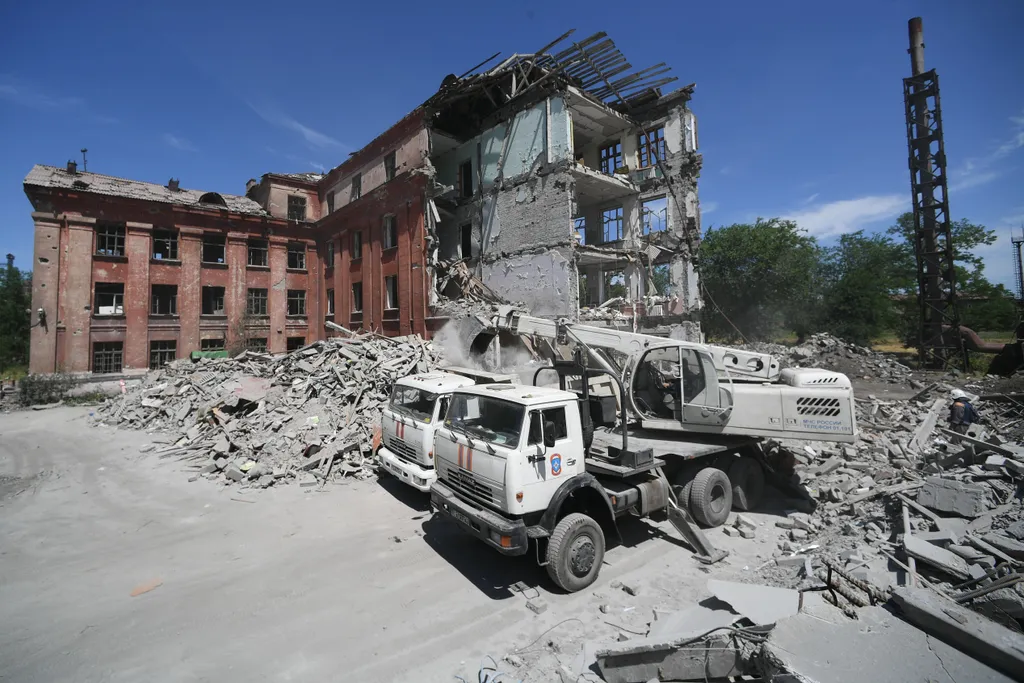 ukrán válság 2022, ukrajna, ukrán, orosz ukrán háború, háború, rom, romok, épület 
