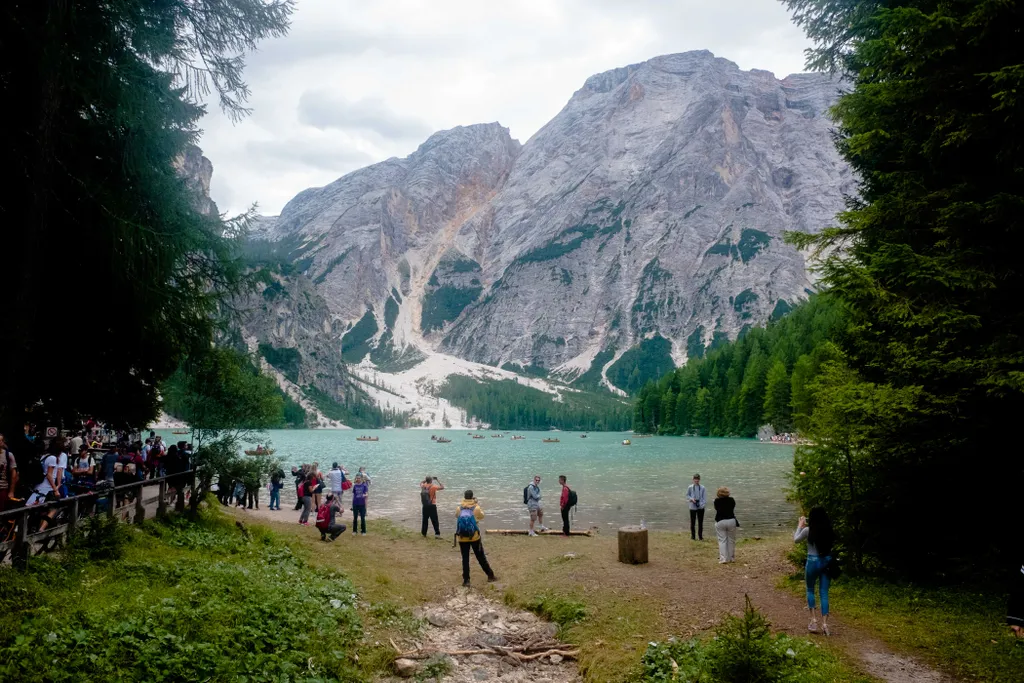 Képeken egy varázslatos alpesi tó Dél-Tirolban, Braies-tó, galéria, 2023 