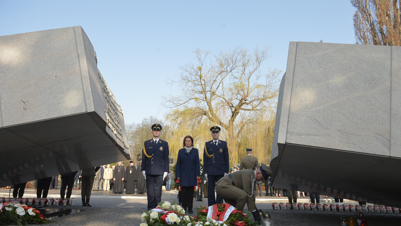 KACZYNSKI, Lech Varsó, 2018. április 10.
Malgorzata Kidawa-Blonska, a lengyel parlamenti alsóház, a szejm alelnöke (k) lerója kegyeletét a szmolenszki repülőszerencsétlenség áldozatai előtt a varsói Powazki katonai temetőben lévő emlékműnél 2018. április 