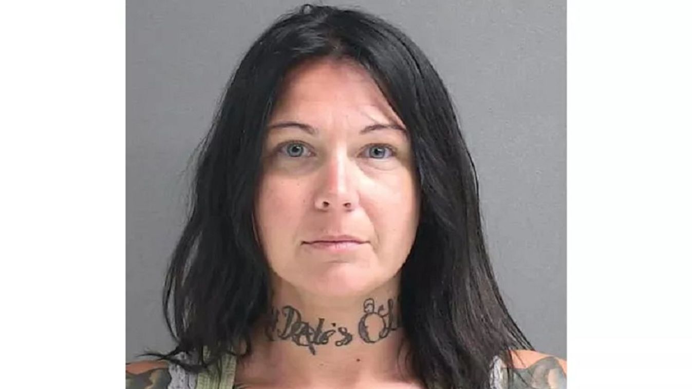 A floridai nőt azzal vádolják, hogy meggyilkolta a szobatársát, majd a bizonyítékok elrejtése érdekében Diet Mountain Dew-t öntött magára, gyilkosság 