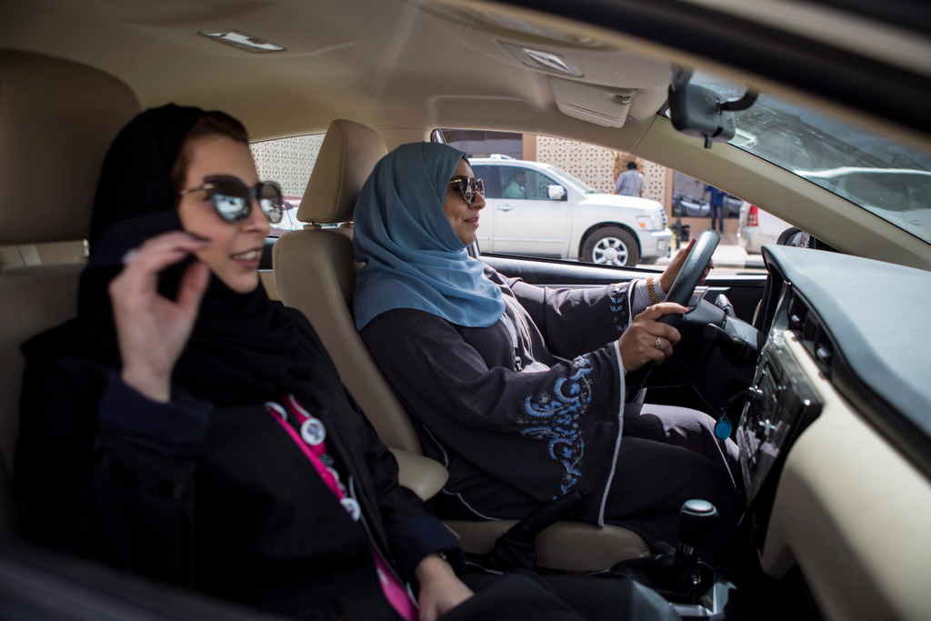Egyre modernebb külsőt ölt Szaúd-Arábia galéria képei Saudi women hit the road of the Capital people interior policies --- Horizontal ECONOMY TRANSPORT POLITICS 