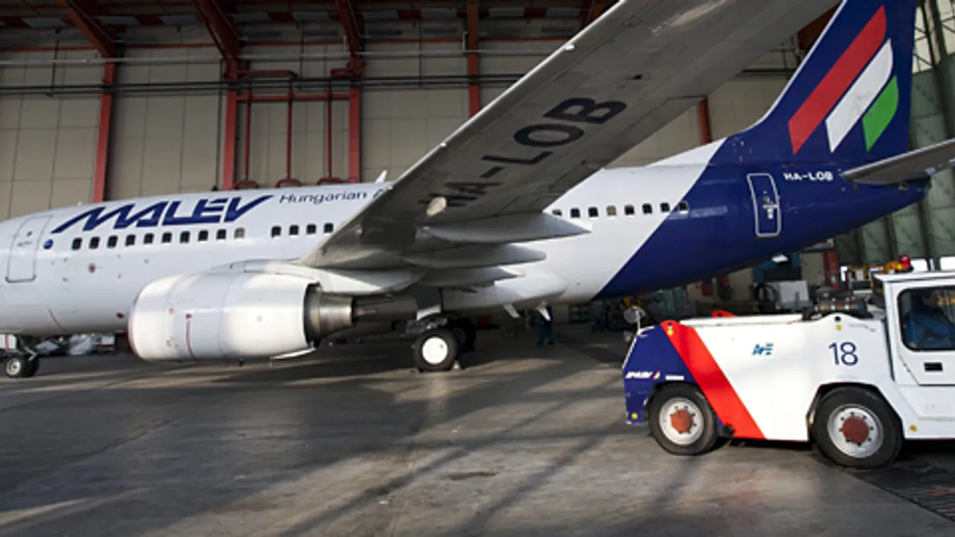 A Malév Boeing 737-700 típusú repülőgépe áll a légitársaság egyik működő leányvállalata, a műszaki karbantartási szolgáltatásokat nyújtó Aeroplex hangárjában a Budapest Liszt Ferenc Nemzetközi Repülőtéren 