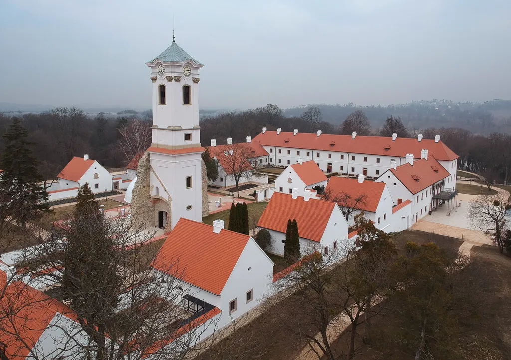 oroszlány-majkpusztai kamalduli remeteség Nemzeti Kastélyprogram és Nemzeti Várprogram  állami támogatás épületfotó FOTÓ FOTÓTECHNIKA FOTÓTÉMA kamalduli remeteség légi felvétel 