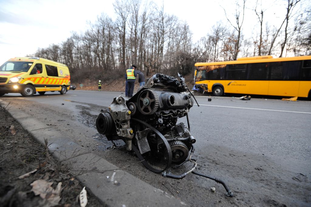 Gödöllő, 2021. január 21.
Ütközésben összetört személygépkocsi kiszakadt motorblokkja Gödöllőnél, a 3-as úton 2021. január 21-én. Az autó sofőrje ismeretlen okból sávot váltott, majd összeütközött egy busszal. A férfi a helyszínen meghalt, a busz sofőrje és a jármű tizenhat utasa könnyebb sérüléseket szenvedett a balesetben.
MTI/Mihádák Zoltán 