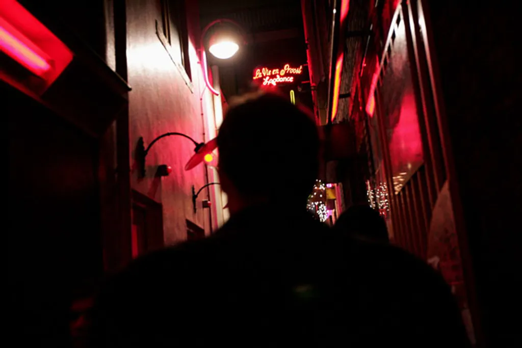 és feltételezik, hogy egyeseket a kábítószerdílerek és a várost prostituáltakkal ellátó emberkereskedők pénzmosásra használják