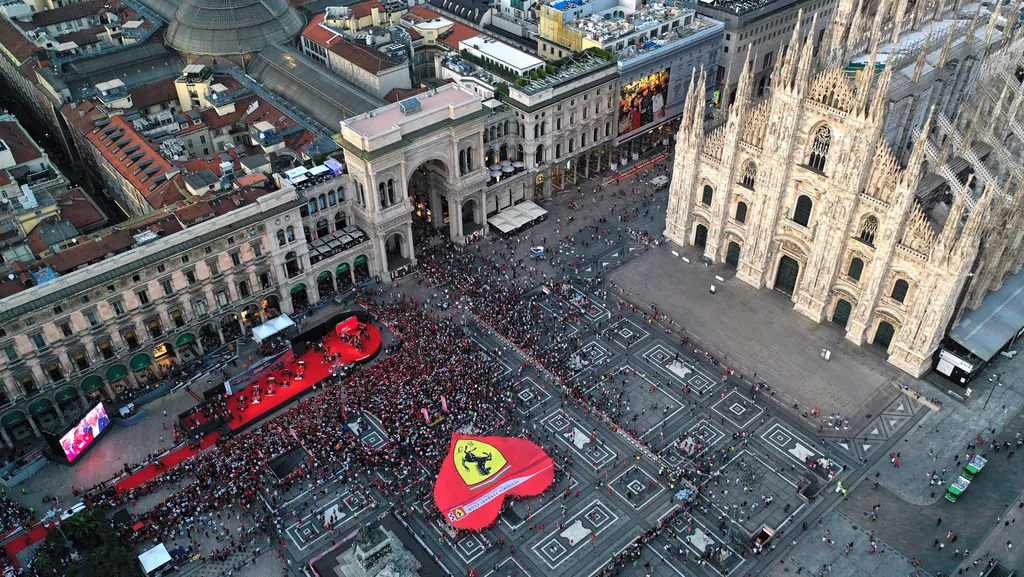 Forma-1, Scuderia Ferrari szurkolók, Piazza del Duomo 