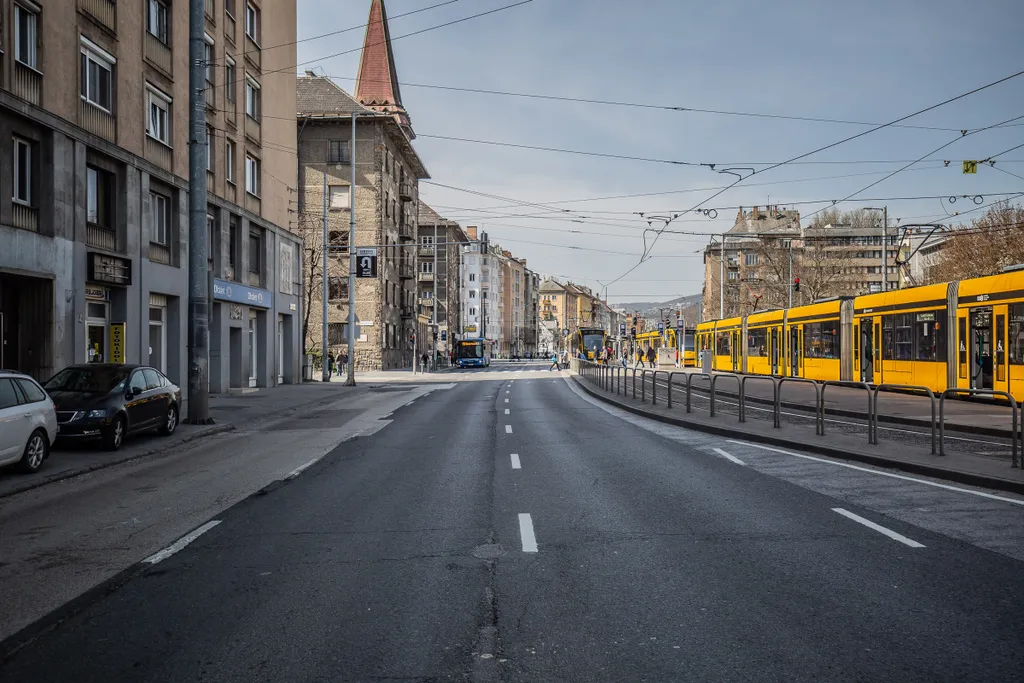 Koronavírus, vírus, Budapest, forgalom, kis forgalom, kevés autó, kevés jármű 