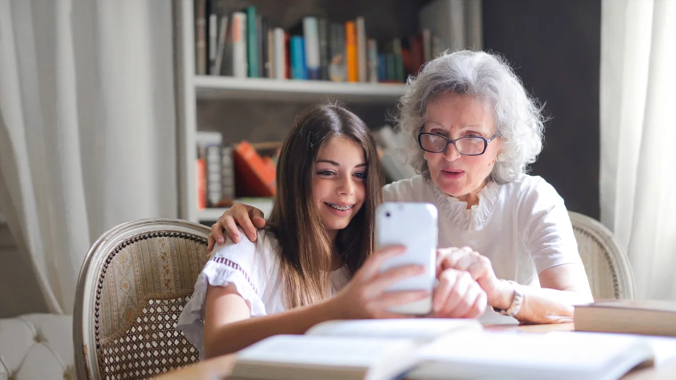 idős mobilozás okostelefon szelfi selfie tanulás 