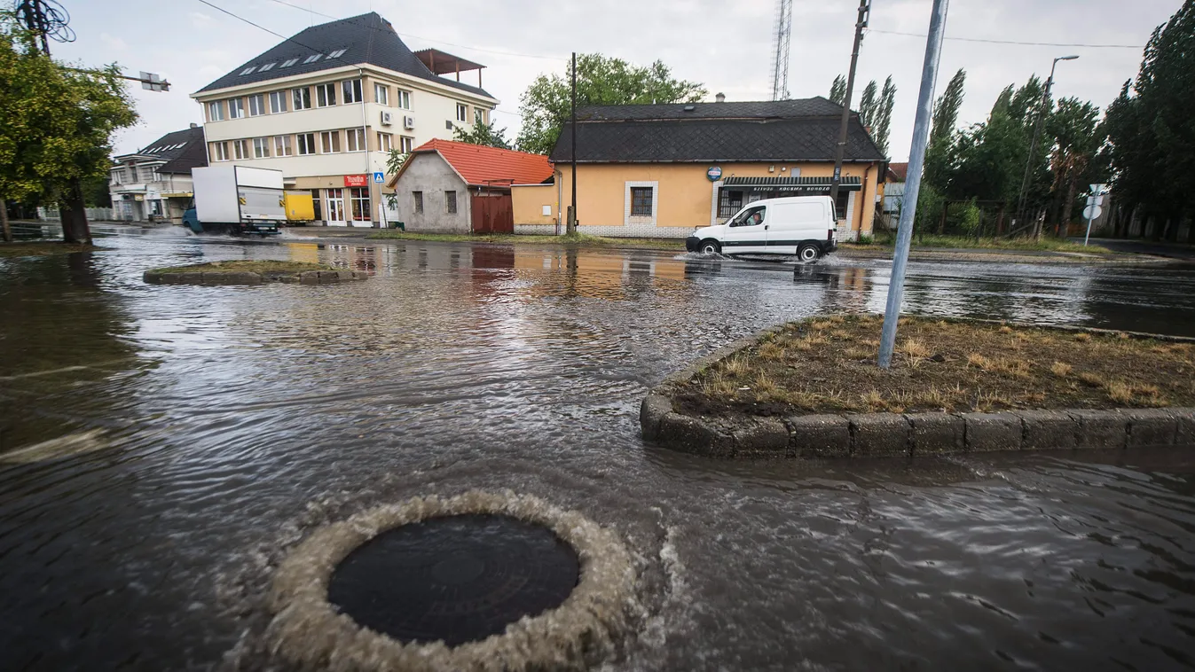 Kecskemét, 2015. augusztus 2.
A víz megemel egy csatornafedelet Kecskeméten, a Szolnoki úton, miután felhőszakadás miatt megteltek a vízelvezető csatornák 2015. augusztus 2-án.
MTI Fotó: Ujvári Sándor 