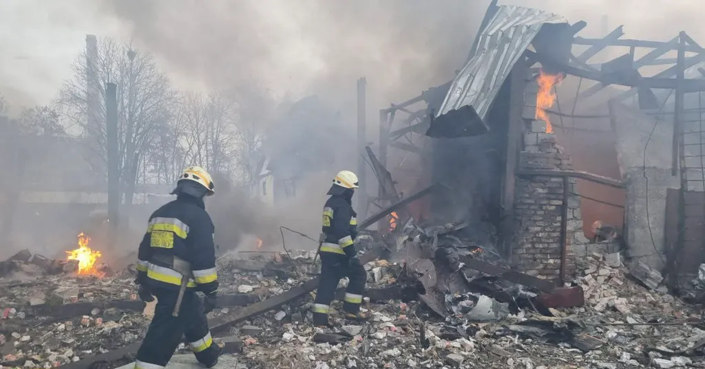 Ukrán válság 2022, ukrán, orosz, háború, orosz-ukrán háború, ukrán konfliktus, tűz, robbanás, tűzoltó, conflict Horizontal panoramic 