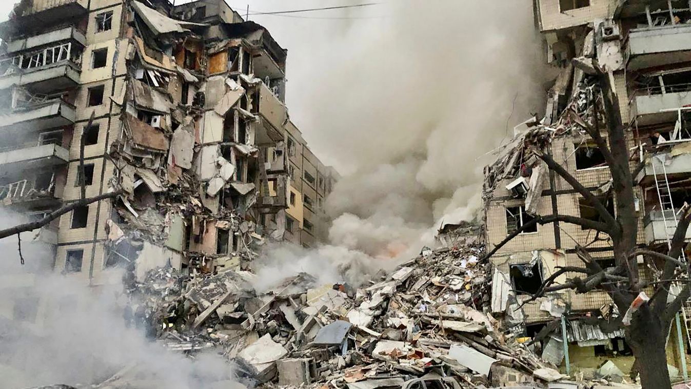 Dnyipro, 2023. január 14.
A Dnyiprói területi közigazgatás által közreadott képen füst gomolyog, miután orosz rakétatámadás érte az ukrajnai Dnyiprót és találat ért egy lakóházat 2023. január 14-én.
MTI/AP/Dnyiprói területi közigazgatás 