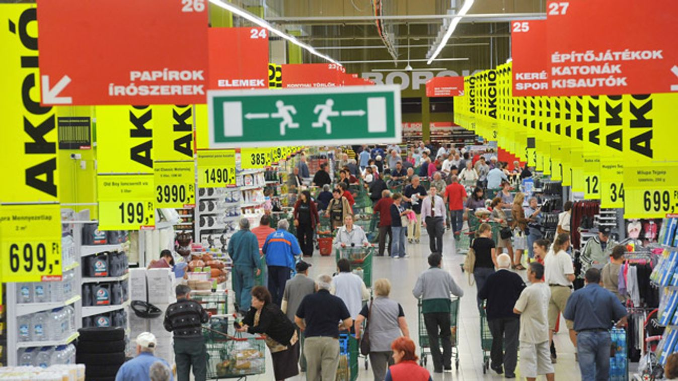 cora, auchan, Az első vásárlók az utolsó volt Cora, az Auchan Törökbálint áruház avatásán 2012. szeptember 28-án. Az Auchan csoport idén tavasszal vásárolta fel a magyarországi Cora áruházakat. 