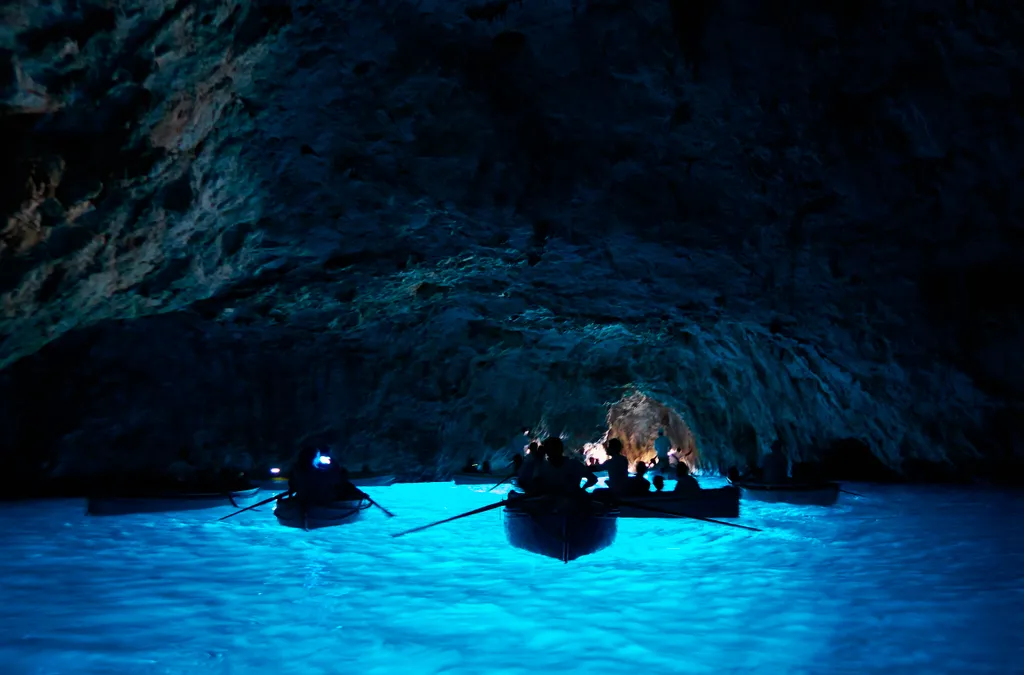 Italy, Capri, Kék barlang Exploring Naples - A Place to Visit Topics World Culture Ocean Grotta Azzurra Island of Capri Sea Cave Tourist Attraction 
