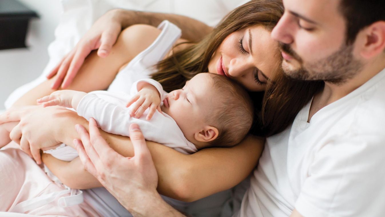 újdonsült szülő baba bébi csecsemő idill nyugalom "Ambiciózus anyuka munkába állna" - szülés után a munkaerőpiacon család 