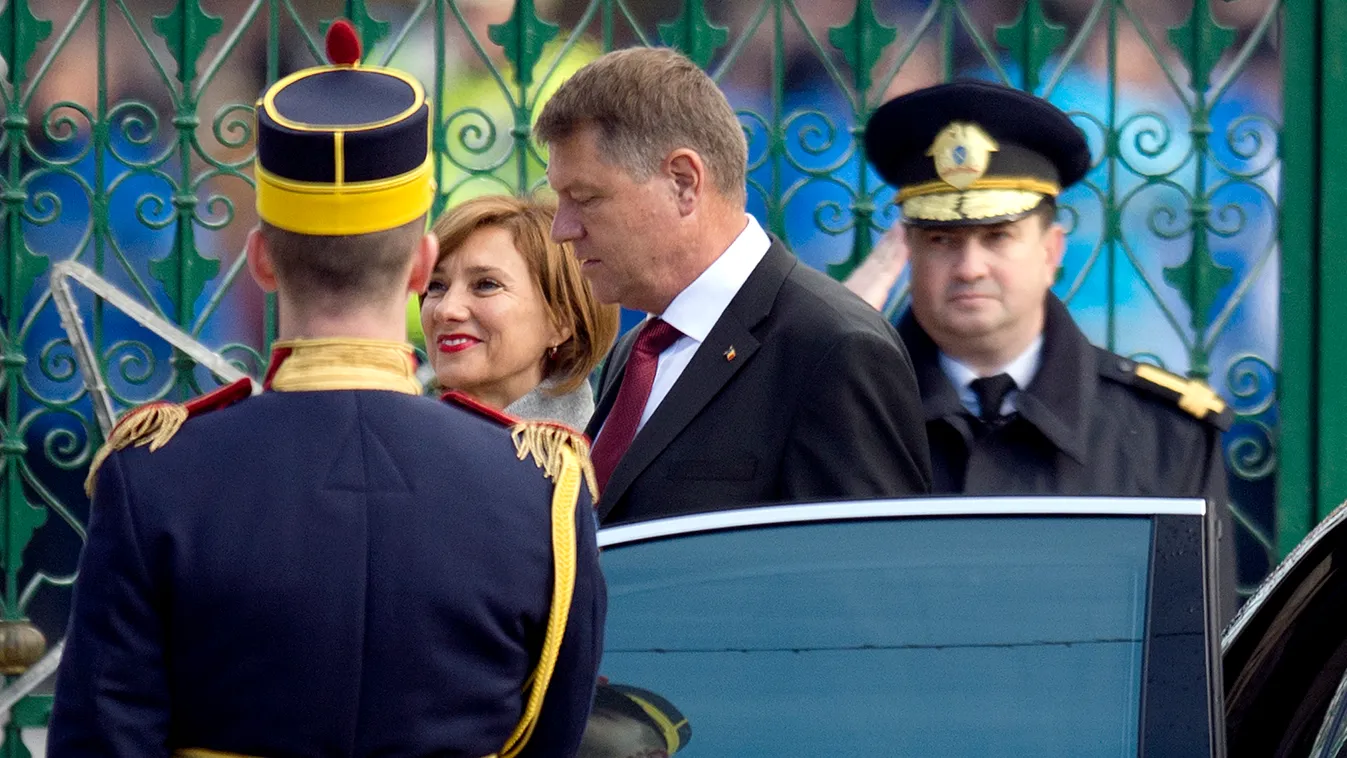 Romanian President Klaus Iohannis (2nd R) and his wife Carmen (2nd L) arrive to review a honor guard during an official inauguration ceremony at the Cotroceni presidential palace in Bucharest December 21, 2014.     AFP PHOTO / DANIEL MIHAILESCU 