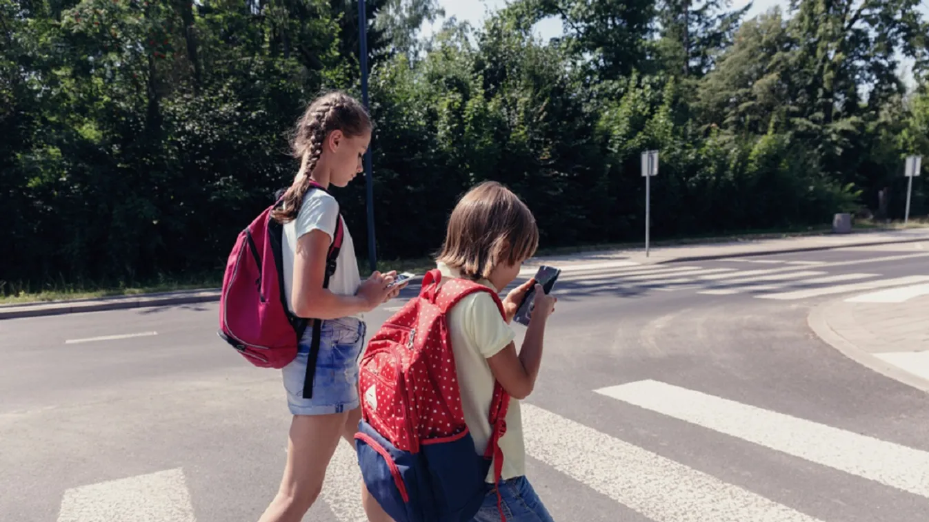 telefon nyomkodás gyerekek gyalogos átkelés közlekedés veszély 
