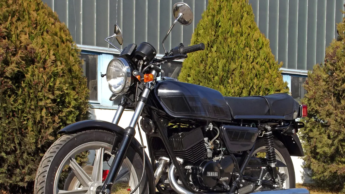 A kétütemű motorok rocksztárja - Yamaha RD250 (1977) veteránteszt - ORIGO