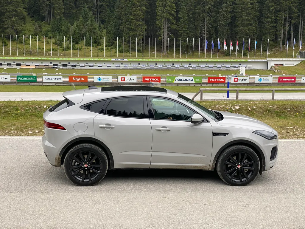 Jaguar E-Pace P300e PHEV teszt 