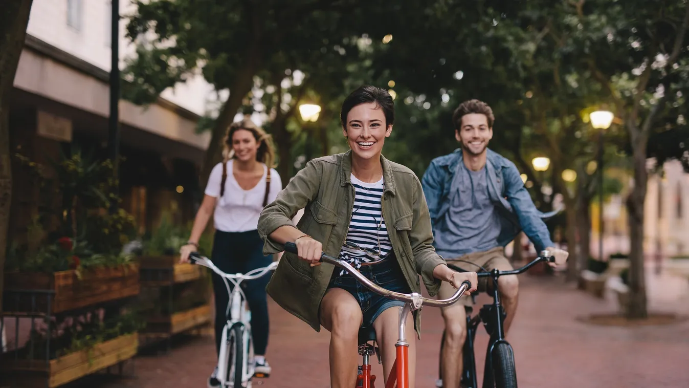 kerékpározás bringás fiatalok bicikliút 