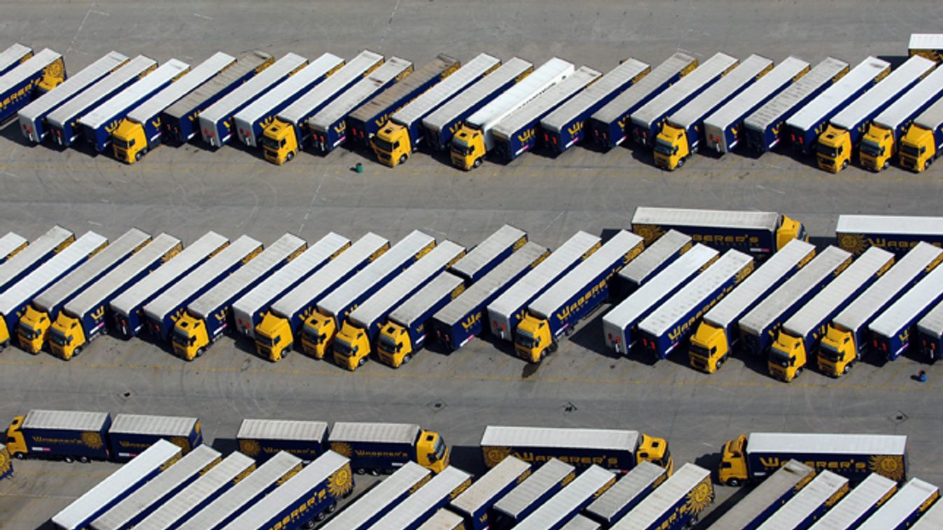 kamionok állnak a Waberer's logisztikai és szállítmányozási cég budapesti telephelyén 