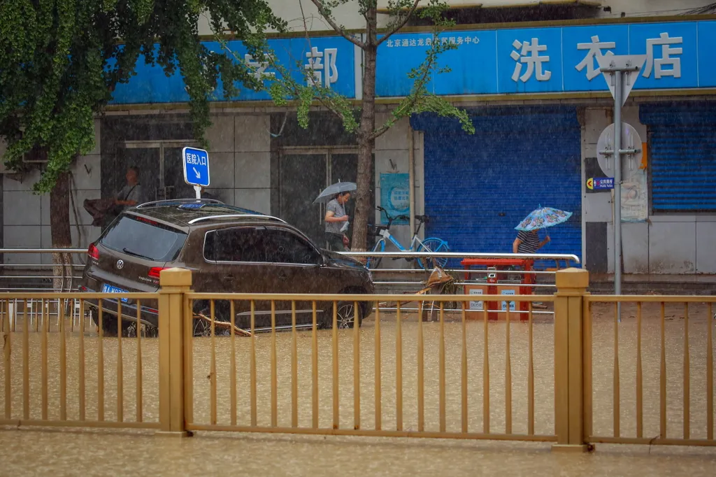 halálos áldozat peking esőzés Doksuri tájfun 