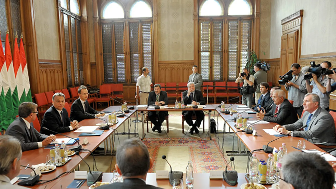Orbán Viktor miniszterelnök közgazdászokkal tanácskozik a Miniszterelnökségen, a Parlamentben, Matolcsy György, Szíjjártó Péter